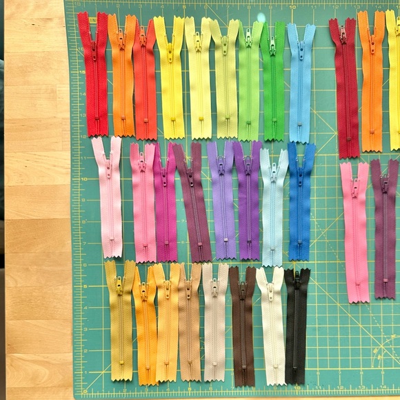 42 zippers: 4-inch and 5-inch, variety of colors for sewing - Picture 3 of 3